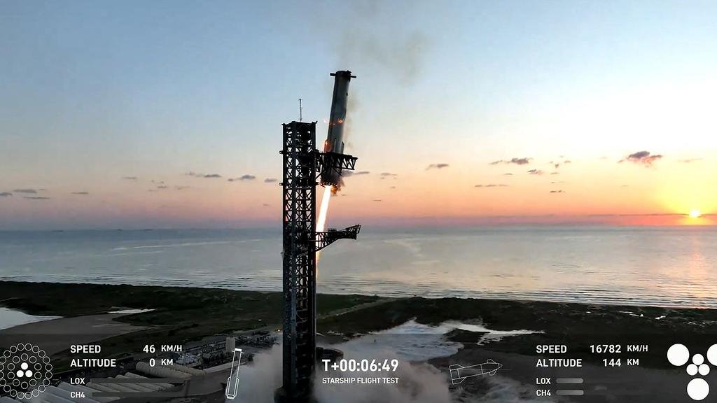 SpaceX logra coger al cohete Super Heavy con la etapa 0 de tierra «Mechazilla»